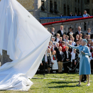 19. mai: Dronning Margrethe avduker den nye statuen av Kong Christian Frederik foran Stortinget. Kongen og Dronningen ledsager Dronning margrethe. Foto: Lise Åserud / NTB scanpix